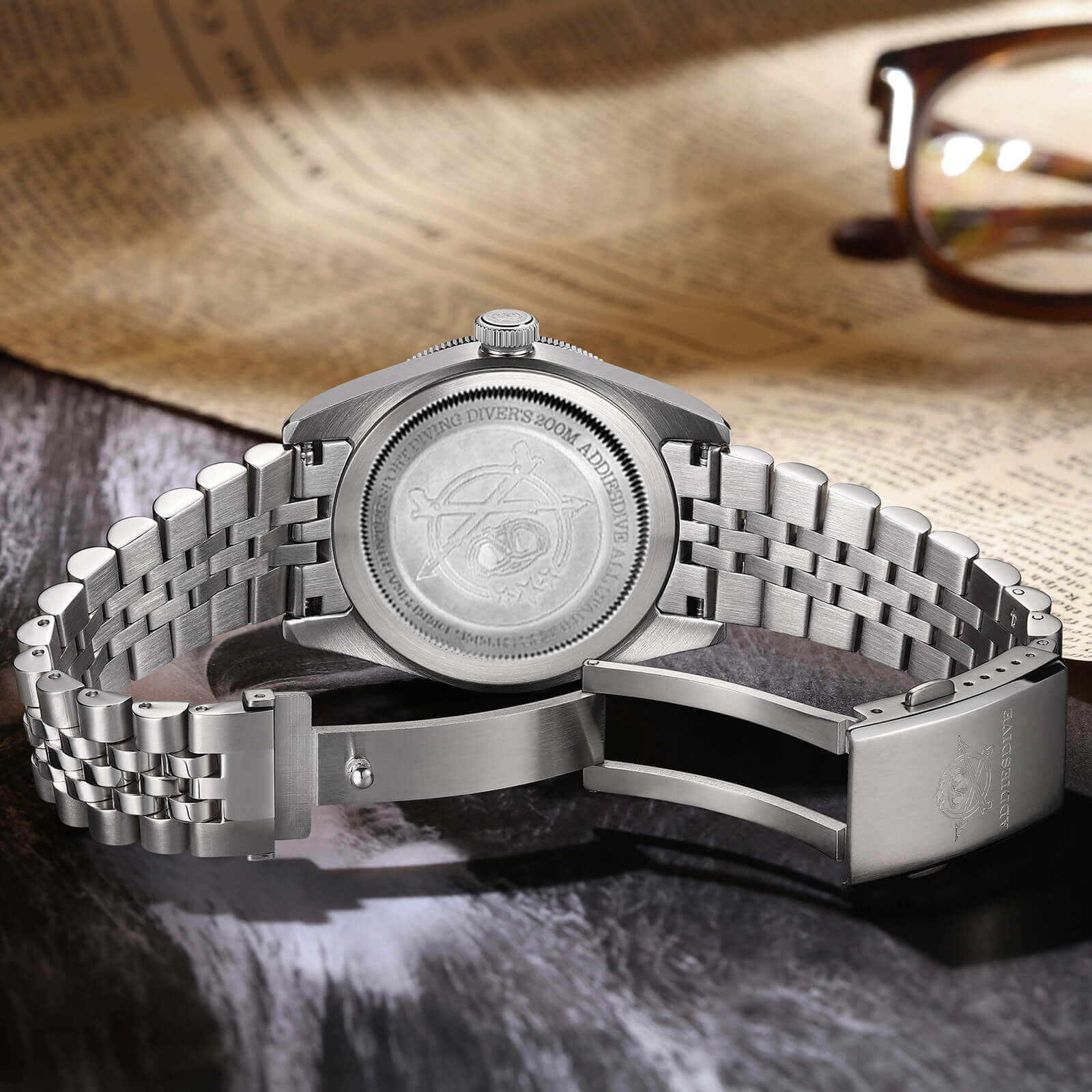 AD2044 — 39mm GMT Quartz Diver