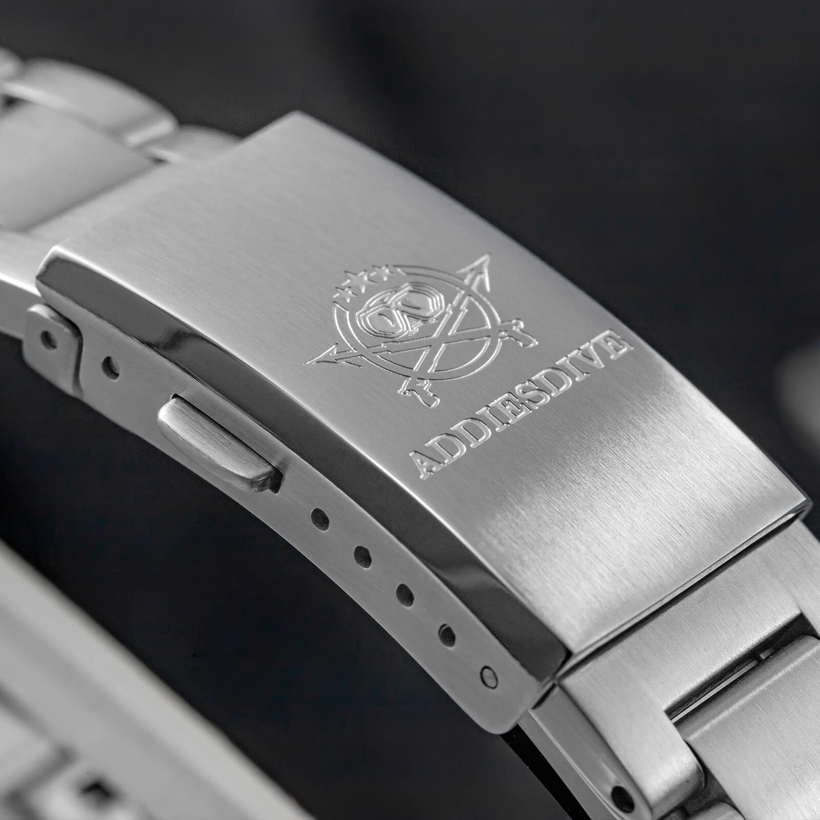 AD2521 — 36mm Quartz Diver