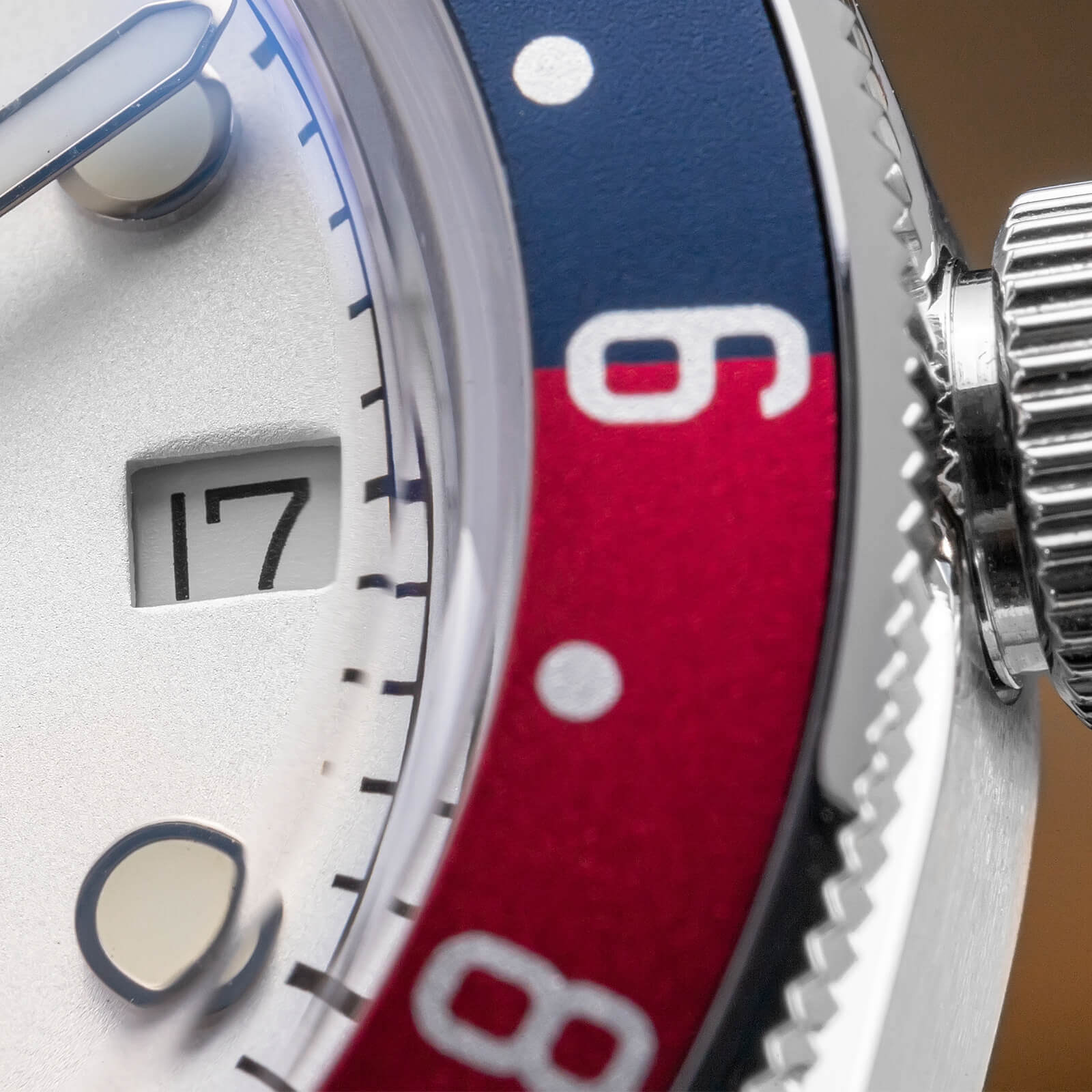 AD2044 — 39mm GMT Quartz Diver